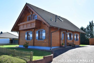 Holzblockhaus mit Garage und Nebengebäude