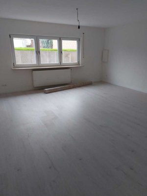 Modernisierte 3-Raum Wohnung im Souterrain mit EBK, Wintergarten und Balkon