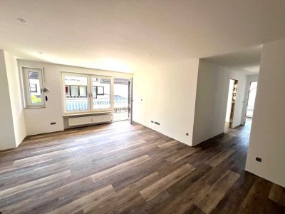 * Seit 1992 IMMO-ZAHN * ! * WIE NEU * 4-Zi.-Balkon-Wohnung (1.OG) * mit Garagen-STP) * SOFORT FREI