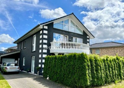 Exklusives Niedrigenergie-Zweifamilienhaus mit Garten und Balkon am Golfplatz!