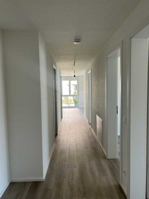 Attraktive 4 Zimmer-Etagenwohnung mit Sonnenbalkon, 2 TG-Stellplätze, Keller, u.v.m.