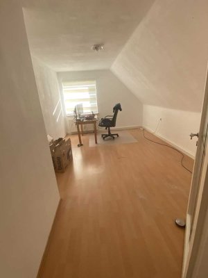 Stilvolle, gepflegte 2-Zimmer-Dachgeschosswohnung mit Einbauküche in Obersendling, München