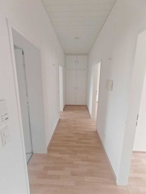 Teilrenovierte helle 3 Zimmerwohnung mit Balkon