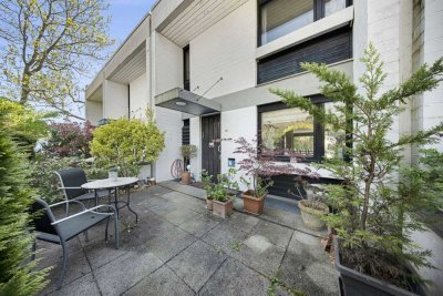 Schönes Reihenhaus im Bauhausstil mit sonnigem Garten und großer Terrasse