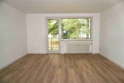 Mit Blick ins Grüne! Renovierte 3-Zi-Whg mit großem Balkon