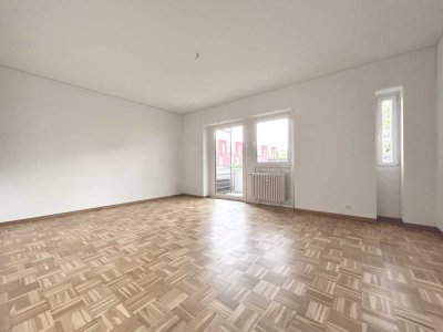 7281 - Renovierte 3-Zimmerwohnung mit 2 Balkonen am Staatstheater!