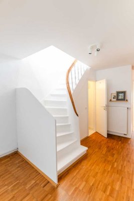Möbliert, Mittendrin & über den Dächern.  Furnished, in the heart of the city & over the rooftops.