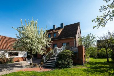 Familienfreundliches Einfamilienhaus mit großem Grundstück und Mehrzweckhalle in Garbsen