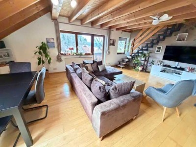 Gemütliche Dachgeschoss-Maisonette mit langem Balkon - schöne Aussichten!