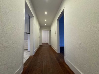 4-Zimmer Wohnung mit Balkon und Küche