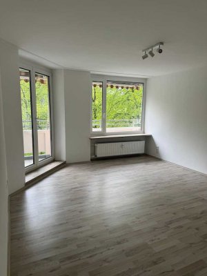 Sanierte Wohnung mit Einbauküche und zwei Balkonen : ansprechende 3-Zimmer-Wohnung in München.