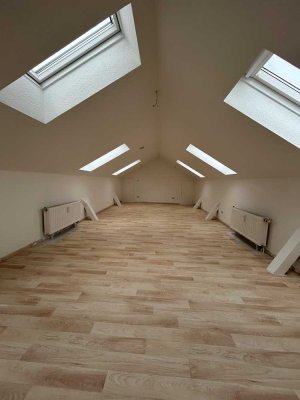 Wunderschöne helle 2-Zimmer-Maisonette-Wohnung mit Einbauküche!