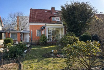 Charmante Doppelhaushälfte mit Wintergarten und Garage im beliebten Berlin-Karlshorst