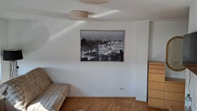 Wohnen mit Aussicht auf Zeit: Möblierte 2-Zimmer-Wohnung mit atemberaubendem Köln