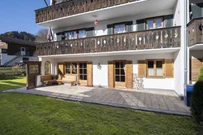 Renovierte Wohnung mit großzügigem Garten und Carport