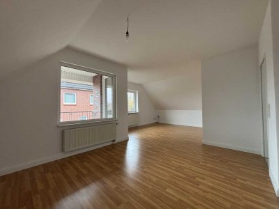 Helle und großzügig geschnittene 3-Zimmer Wohnung mit Balkon
