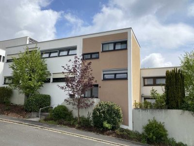 Leben genießen - außergewöhnliches Terrassenhaus mit Atrium und Pool in exzellenter Lage