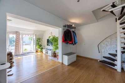 Helle Maisonette-Wohnung mit Balkon, Vorgarten sowie 2 Bädern