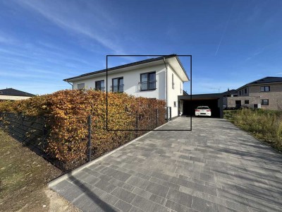 Freistehend - Neuwertige Doppelhaushälfte mit PV Anlage, modernster Küche und Carport in toller Lage