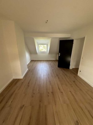 Erstbezug nach Sanierung mit EBK: helle 2-Zimmer-DG Wohnung in Frankfurt
