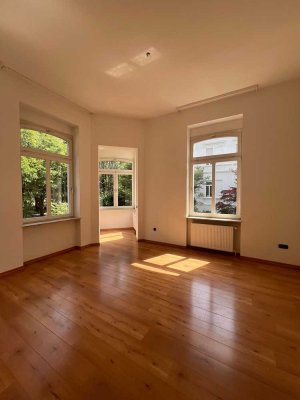 Wohnen und Arbeiten unter einem Dach /   6 Zimmer, 2 Bäder und ein Stellplatz