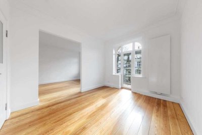 Schöne Altbauwohnung mit zwei Balkonen in bester Lage!