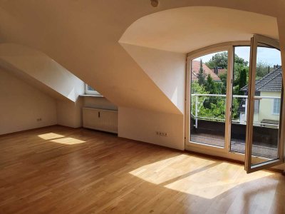 Sehr helle und charmante Dachgeschosswohnung mit Balkon und Einbauküche