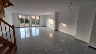 Haus im Haus:  Stilvolle 3 Zimmer Terrassenwohnung mit  Garten in ruhiger Einfamilienhaus-Wohngegend