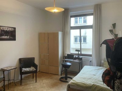 helles großes Zimmer in Altbauwohnung