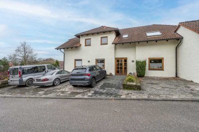 *Modernisiert & Gepflegt* Großzügige Dachgeschoss-Wohnung mit ruhigem Balkon und 2 PKW-Stellplätzen