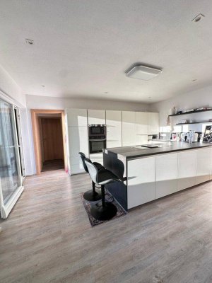 Modernes Einfamilienhaus mit Garage