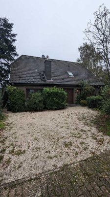 Idyllisch gewachsene Lage !!! Geräumiges freistehendes EFH, Keller, Carport, gr. GS. zentral gelegen