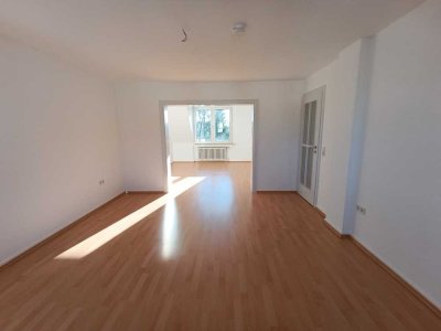 Helle Dachgeschosswohnung mit Blick ins Grüne
