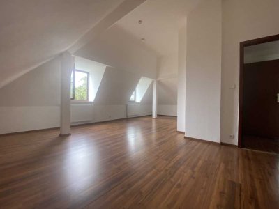 *Charmante3 Zimmer DG Wohnung*extrem ruhig*sonnig*1 Min zur S-Bahn*