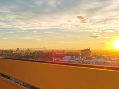 Ⓣraum-Aussicht vom Sky-Loft. Urban Wohnen über München nach Sanierung. Mit Pool & Sauna.