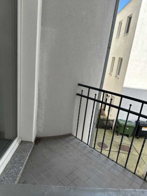 Ihr Anruf ist der Grundstein für eine neue Wohnung - 3-Raum-Altbauwohnung mit Balkon