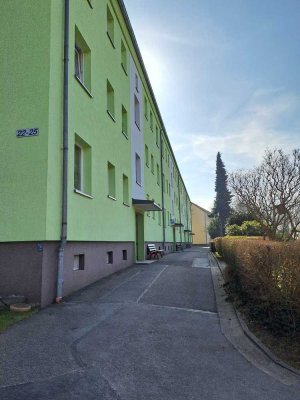 Günstige, sanierte moderne 2-Raum-Hochparterre-Wohnung mit Balkon und Einbauküche in HOT
