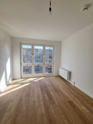 ** Kernsanierte 3 Raumwohnung** + Einbauküche + Wannenbad + Anmietung Garage möglich!