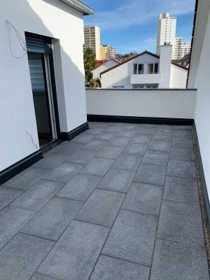 Stilvolle 4,5-Raum-Terrassenwohnung mit gehobener Innenausstattung mit Balkon und EBK in Leonberg