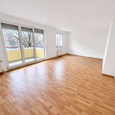 Helle, frisch renovierte und großzügige 2-Zimmer-Wohnung mit Balkon in Aschersleben