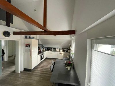 Moderne helle 3 Zimmer Wohnung mit Einbauküche. Zentral gelegen, mit Balkon.