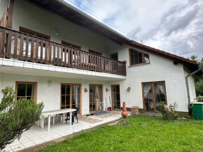 ++ Lichtdurchflutetes 1-2-Parteienhaus mit 2 Garagen, Carport und großem Garten in Ortsrandlage ! ++