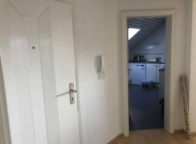 Ideal für Singles und Paare: 2-Zimmer DG-Wohnung am Rande Landaus mit Blick auf die Weinberge
