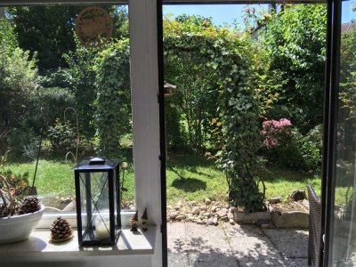 Ruhige, helle Garten-Wohnung - Privater Gartenbereich separat abgeschlossen, Terrasse uneinsehbar
