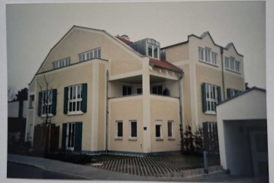 Charmante 2-Zimmer-Dachgeschosswohnung mit Balkon und Tiefgaragenstellplatz in der Heinestraße