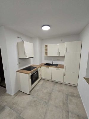 Frisch sanierte Wohnung mit EBK und Balkon: Helle 2,5-Zimmer-Wohnung in Regensburg