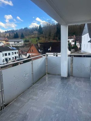 Modernisierte Wohnung mit zwei Zimmern und Balkon in Gernsbach-stauffenberg .