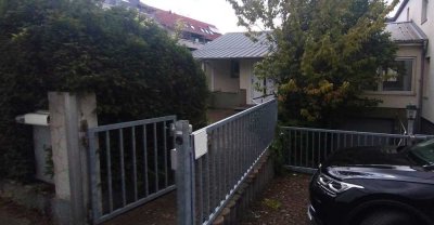 Schöne 2-Z.-Wohnung mit Hauscharakter -separater Eingang/Nebengenbäude)in ruhiger und zentraler Lage