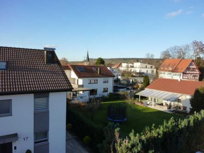 Attraktive 2 Zimmer- Dachgeschosswohnung mit großer Loggia in Guter- Lage von Ellhofen!