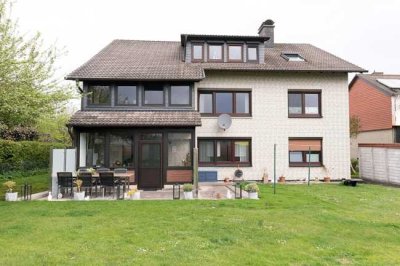 Attraktive 5-Zimmer-Wohnung mit herrlichem Ausblick und Wintergarten in naturnaher Ortsrandlage